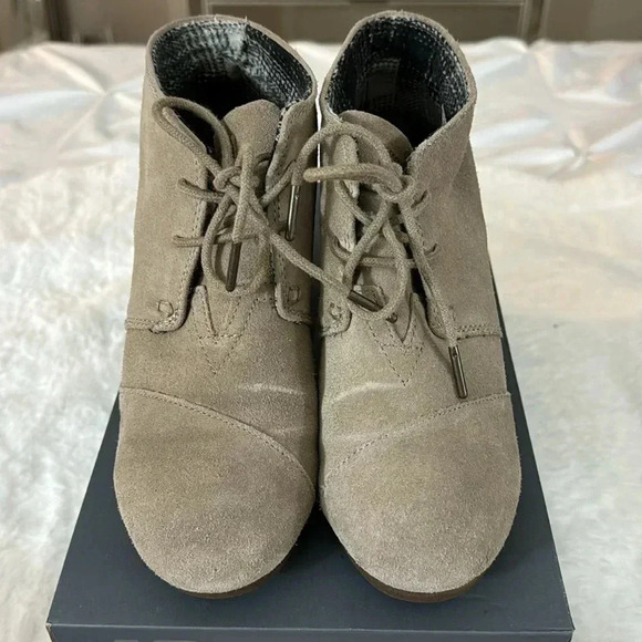 TOMS Desert Wedge Taupe 7.5 Wedge Boots Neutral Fall Shoes Back to School EUC - Picture 3 of 15